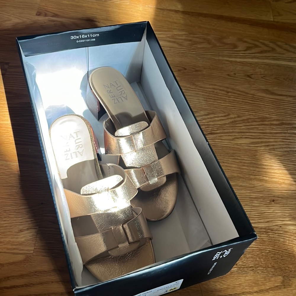 Naturalizer Joey Sandals Gold Size 4